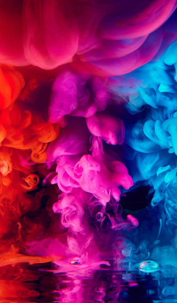 Красный, голубой и сиреневый дым на черном фоне