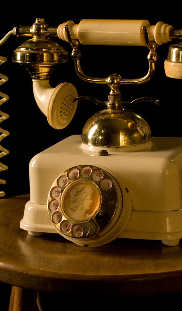 Ретро телефон на тумбочке на черном фоне