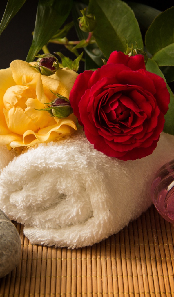 Розы, банные полотенца, свеча и ароматное масло 