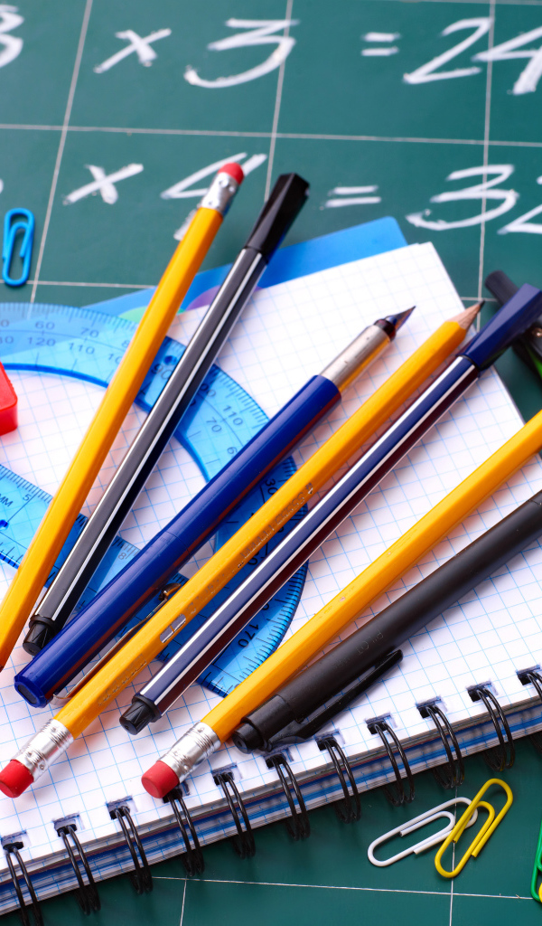 Канцелярские школьные принадлежности на столе 