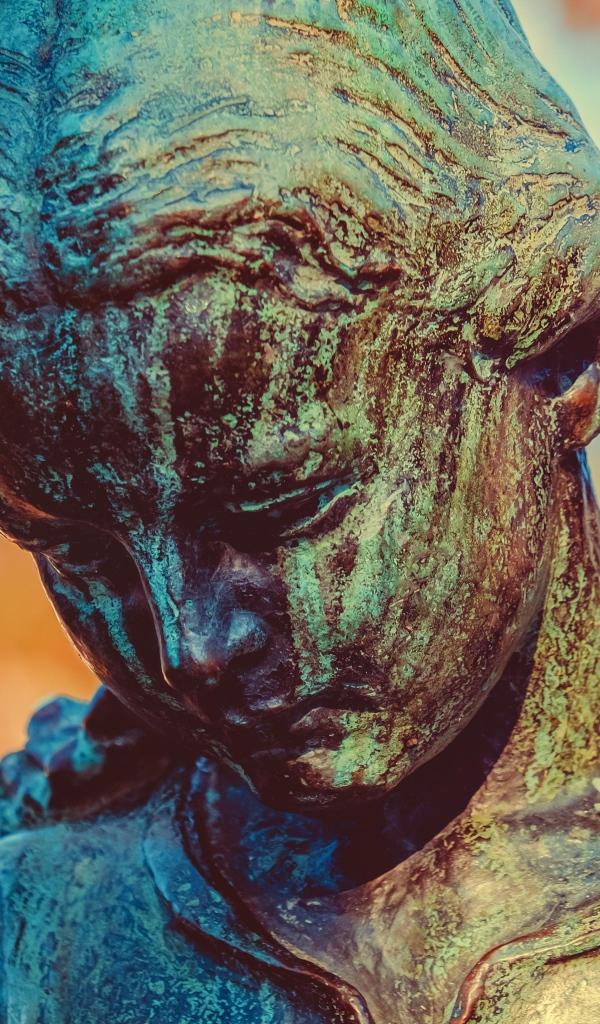 Скульптура бронзовой девочка крупным планом