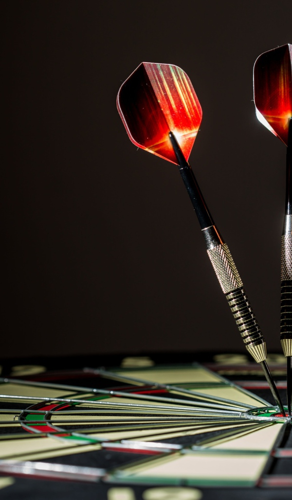 Острые дротики в круглой доске для дартса