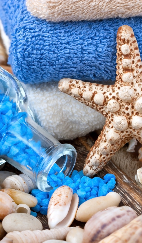 Морская звезда, бутылка с морской солью, ракушки и полотенца