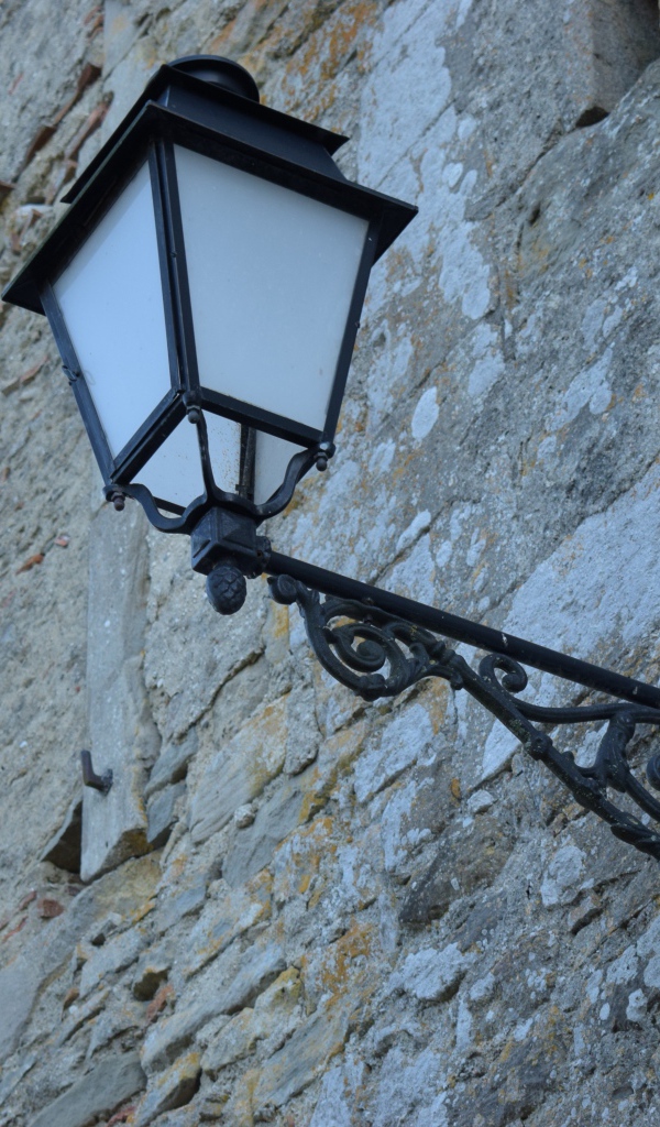 Уличный фонарь на доме