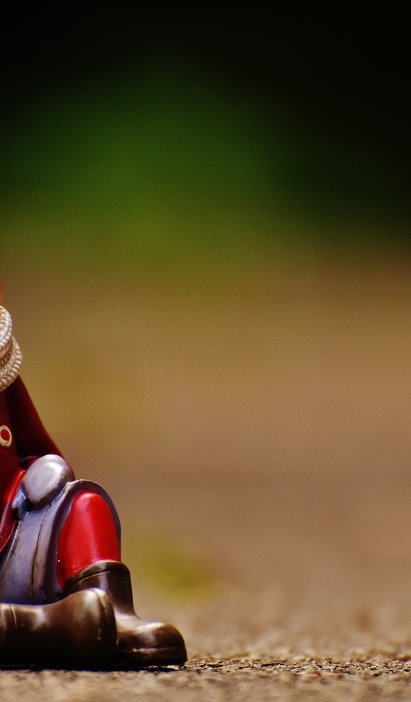 Статуэтка гнома на дороге 