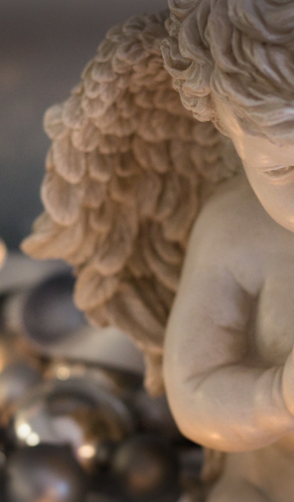 Белая статуэтка ангела крупным планом