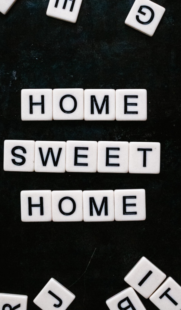 Белые кубики с буквами на черном фоне