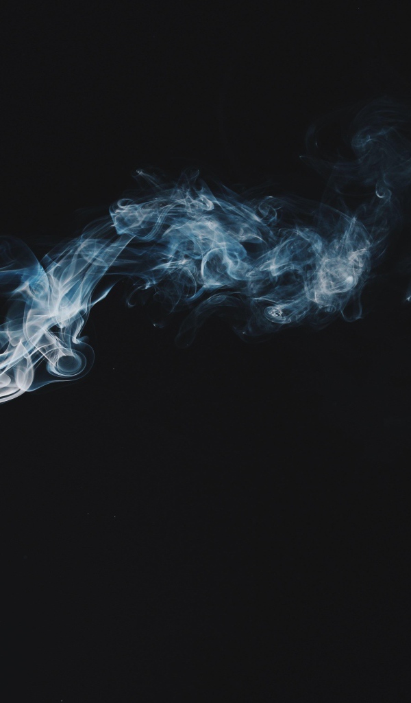 Белый дым на черном фоне 