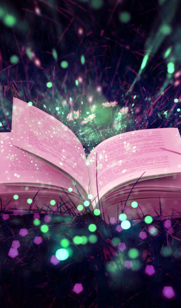 Открытая магическая книга лежит в траве