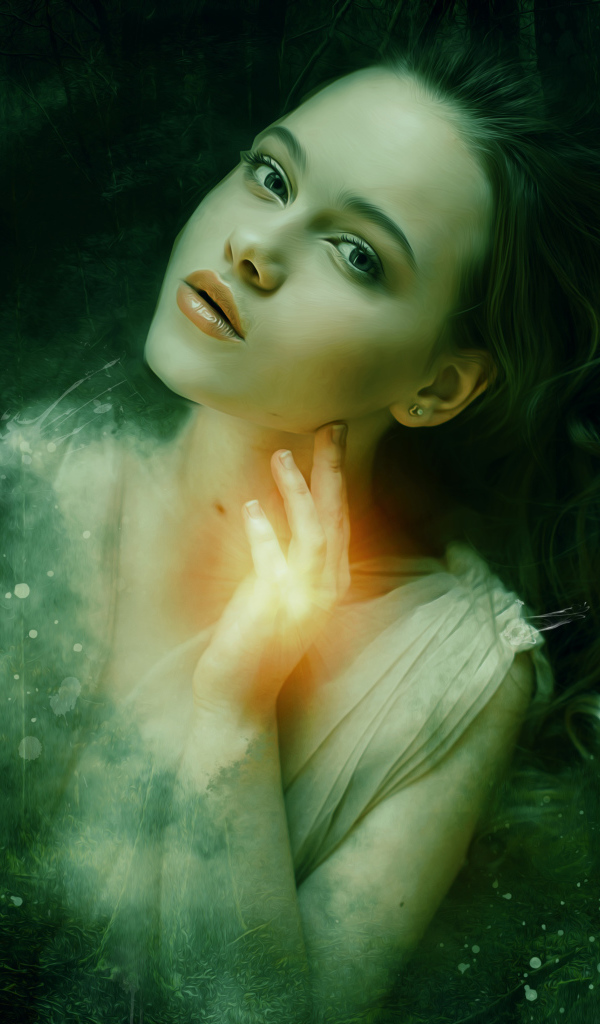 Фантастическая девушка на фоне темного леса