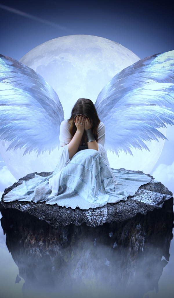 Девушка с крыльями ангела сидит на камне в облаках