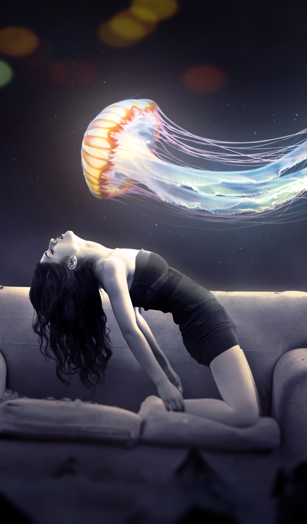 Медуза пролетает над девушкой на диване, фэнтези