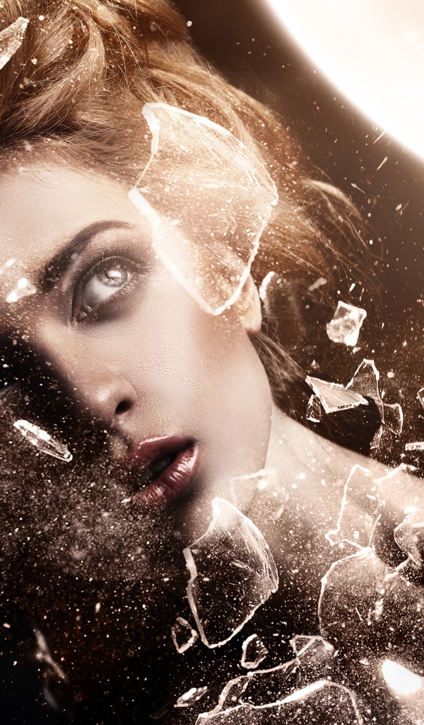 Тело девушки разбивается на осколки 