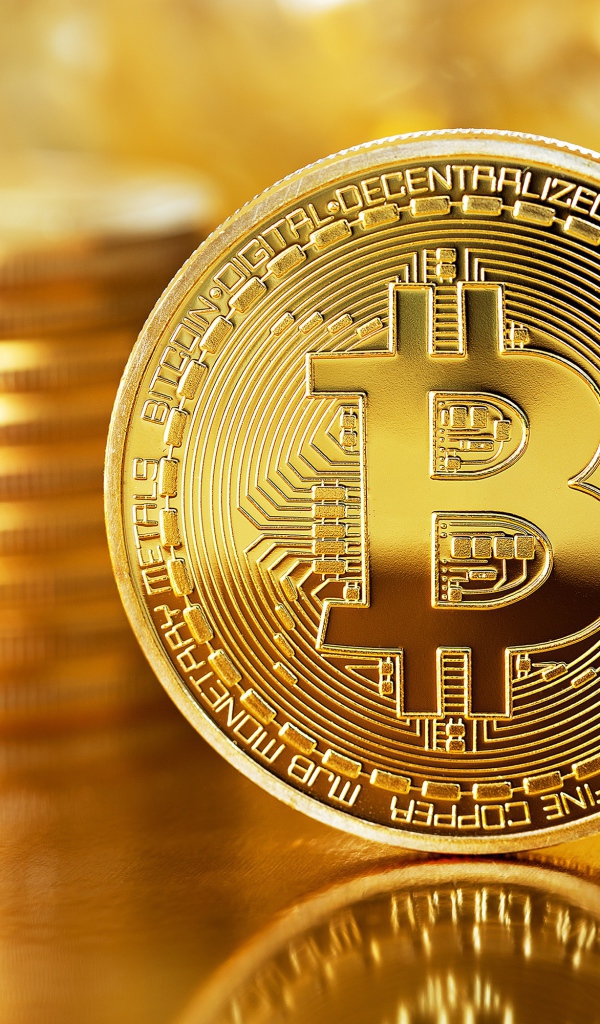 Золотая монета Биткоин крупным планом