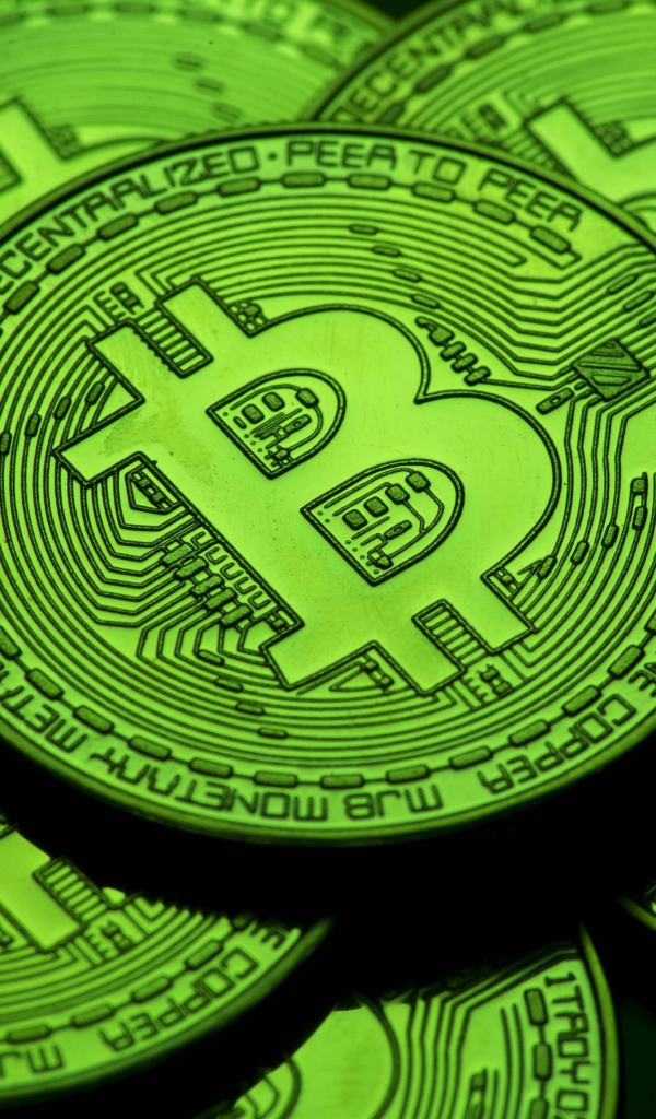 Зеленые монеты биткоин крупным планом