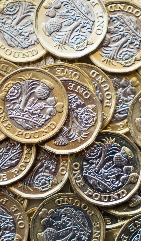 Много монет фунта стерлингов крупным планом