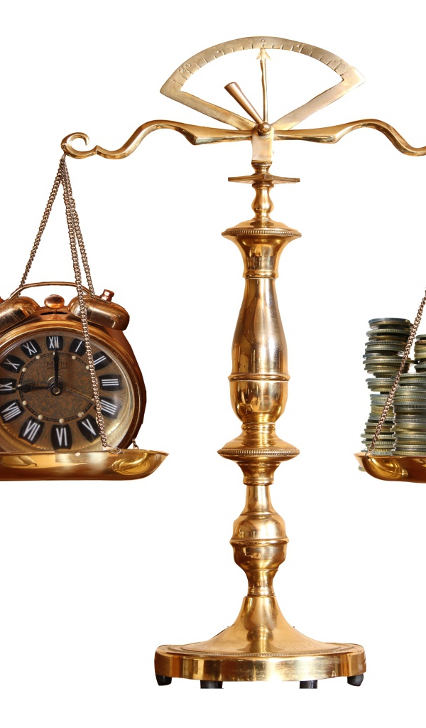 Весы с часами и монетами на чашах 