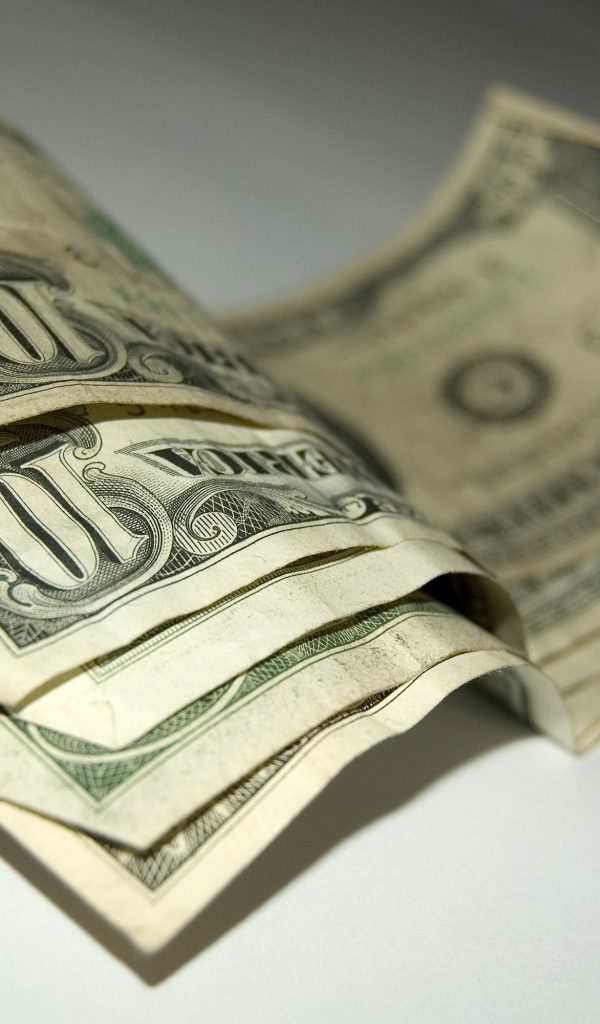 Купюры по 10 долларов на столе
