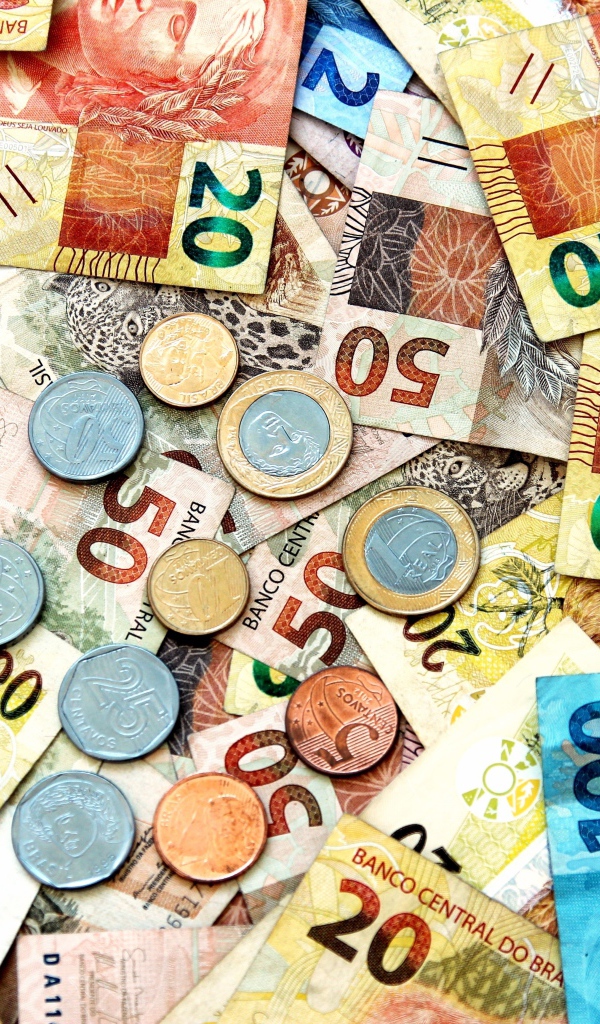 Много валюты  Бразильский реал крупным планом