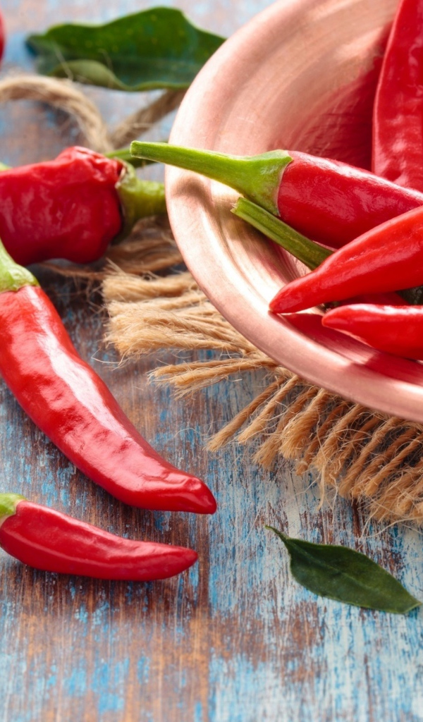 Много красного острого перца на столе