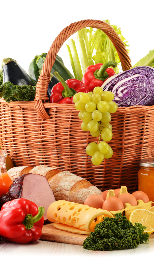 Корзина с овощами и продуктами питания на белом фоне