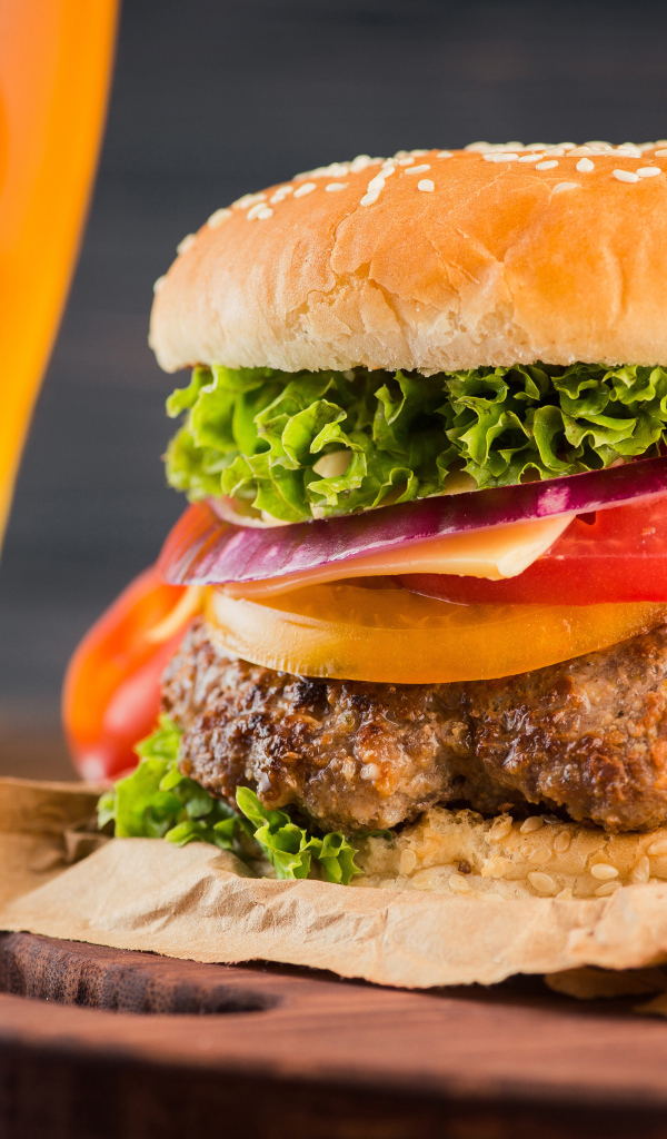 Большой аппетитный гамбургер с котлетой 