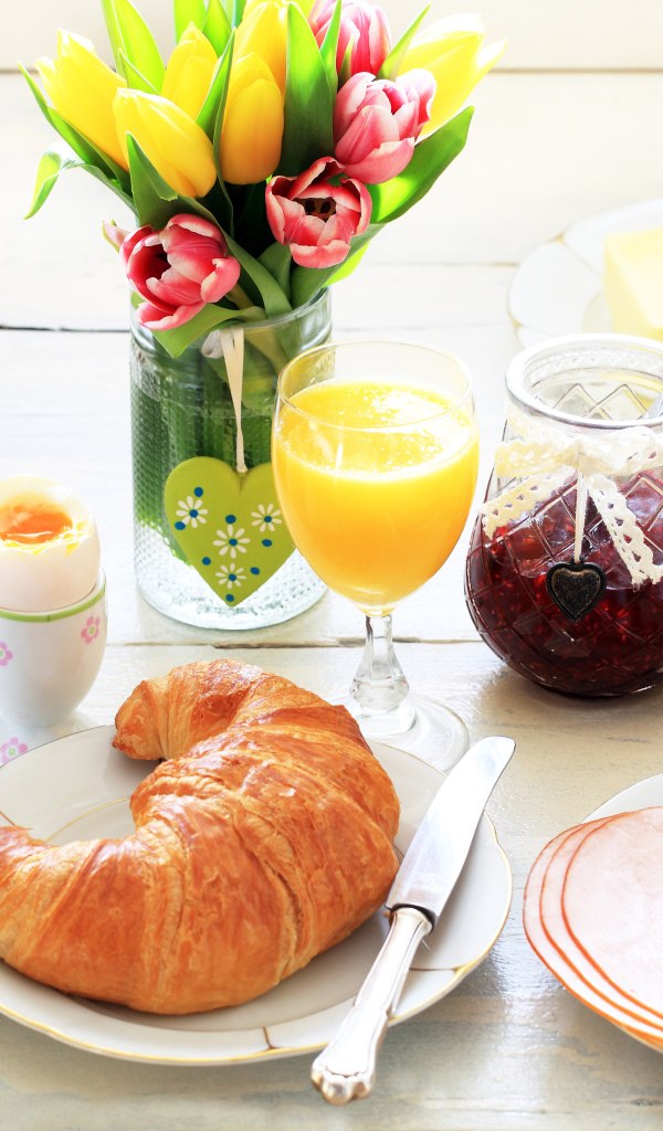 Завтрак на столе с букетом тюльпанов