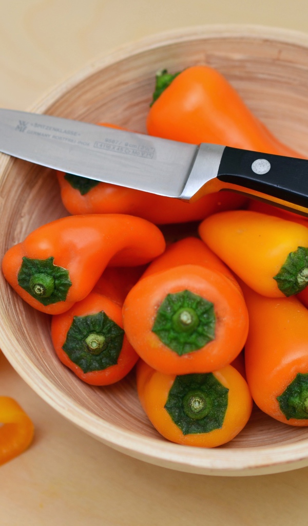 Болгарский перец в миске с ножом