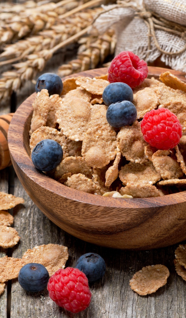 Хлопья с ягодами черники и малины на столе 