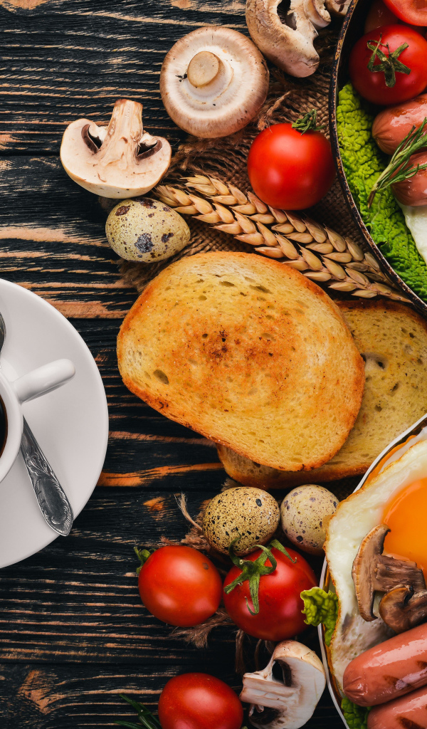 Сырный вкусный завтрак на столе с кофе