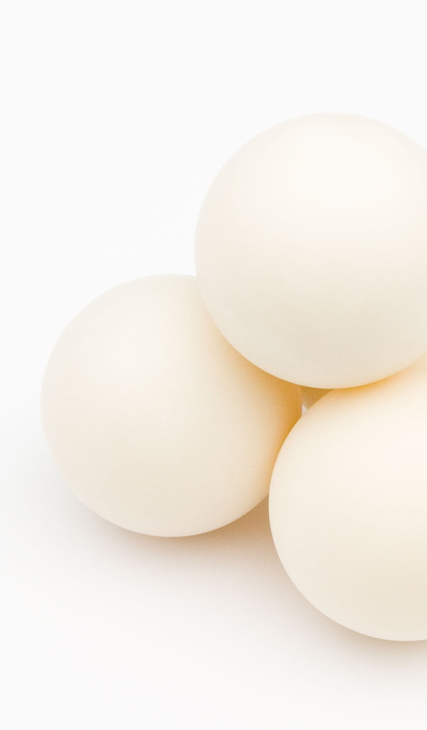 Куриные яйца на белом фоне 