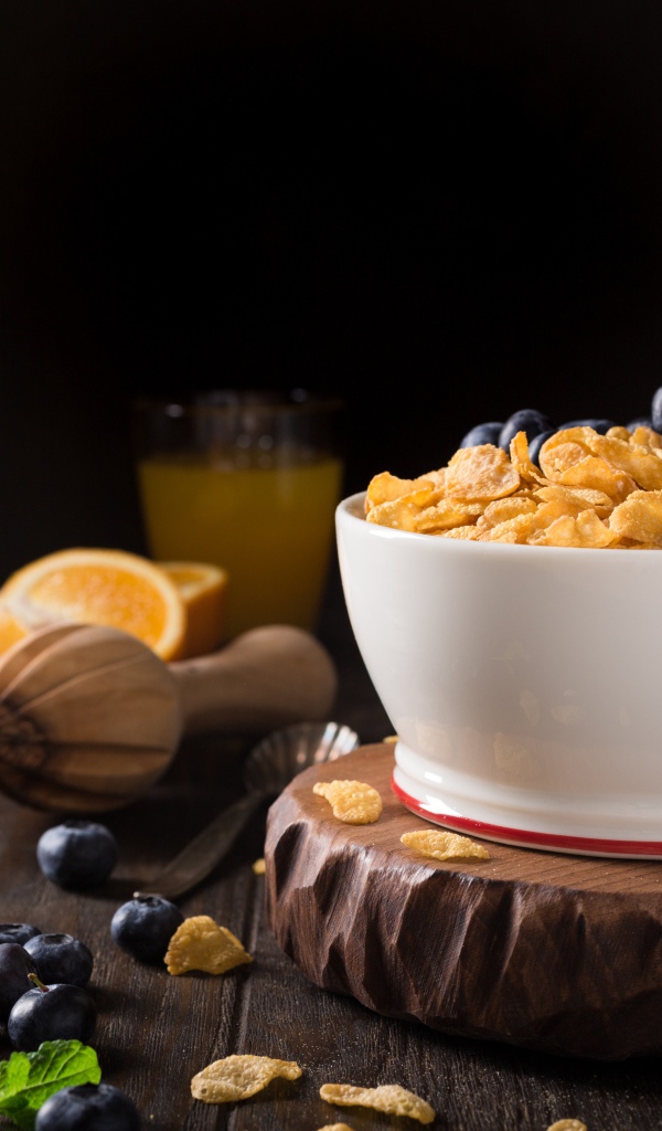 Кукурузные хлопья в тарелке с ягодами черники