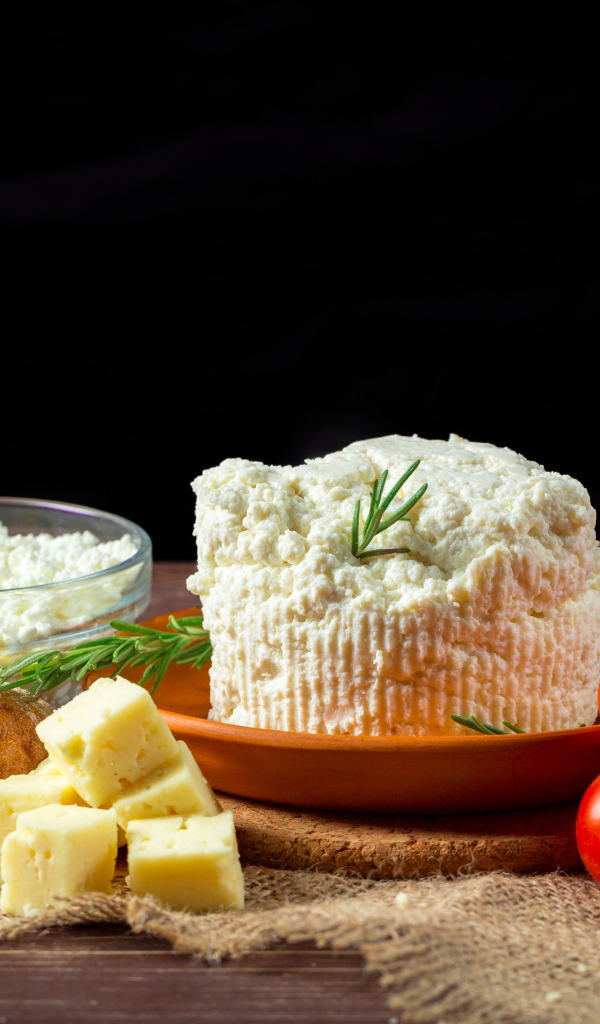 Творог на столе с сыром, хлебом и помидорами