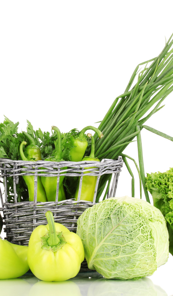 Огурцы, перец, капуста, зеленый лук и петрушка на белом фоне