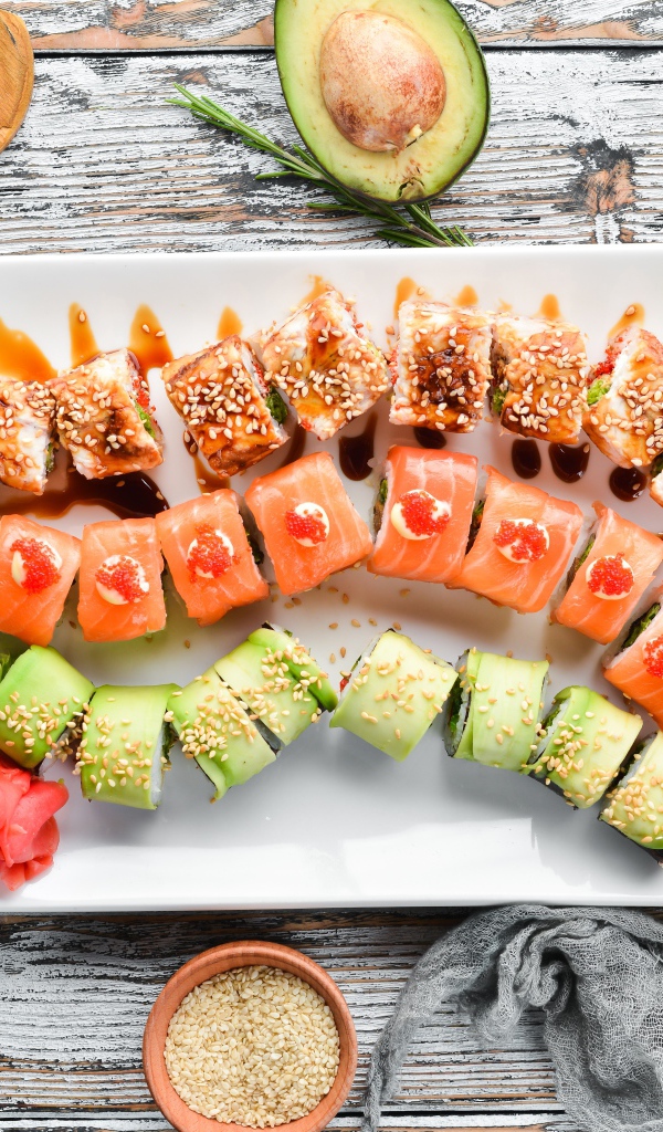 Вкусные аппетитные японские роллы на столе с соусом и специями