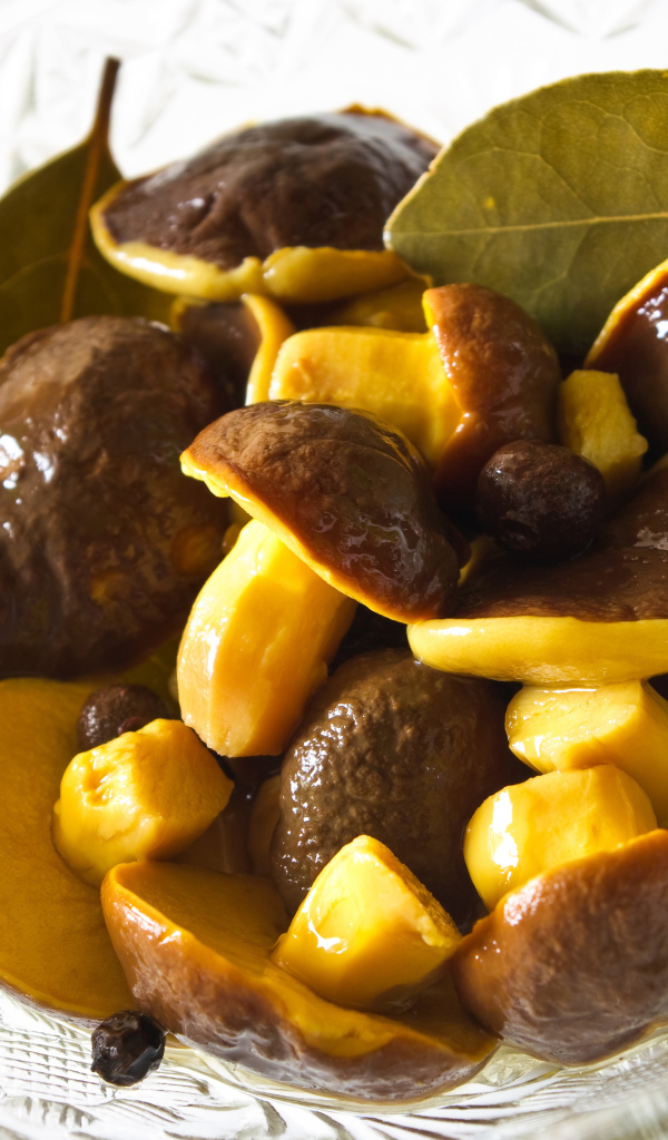 Вкусные маринованные грибы в стеклянной салатнице