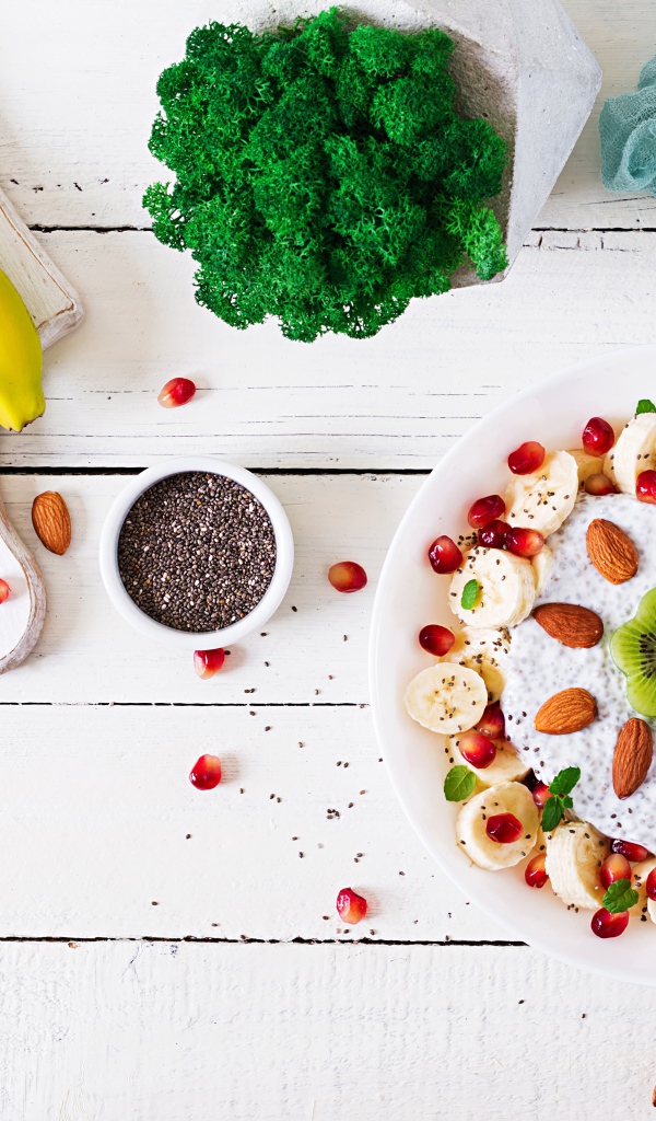 Десерт с бананами, гранатом и миндальными орехами