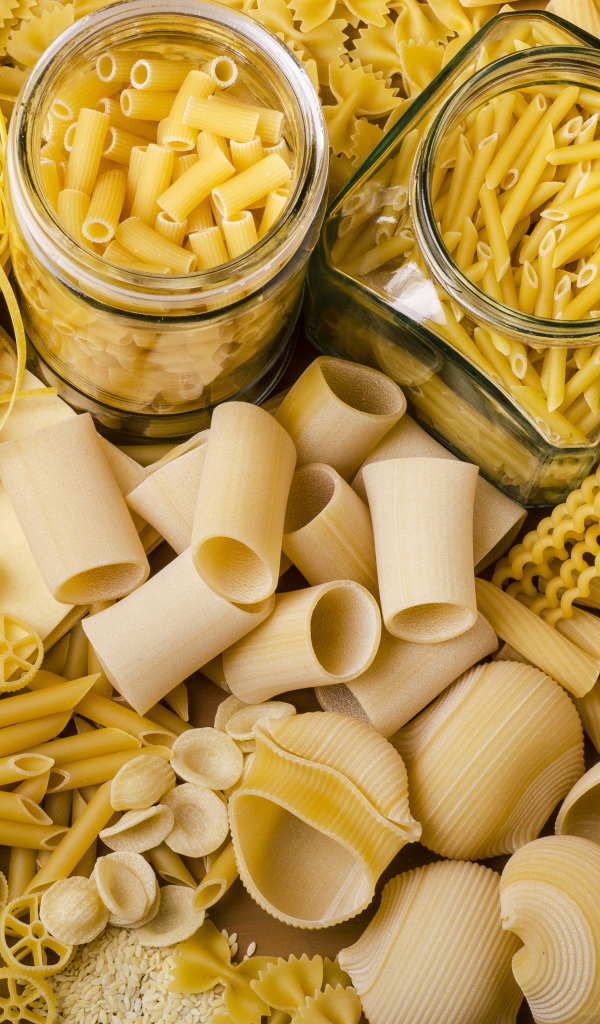 Разные макаронные изделия на столе крупным планом