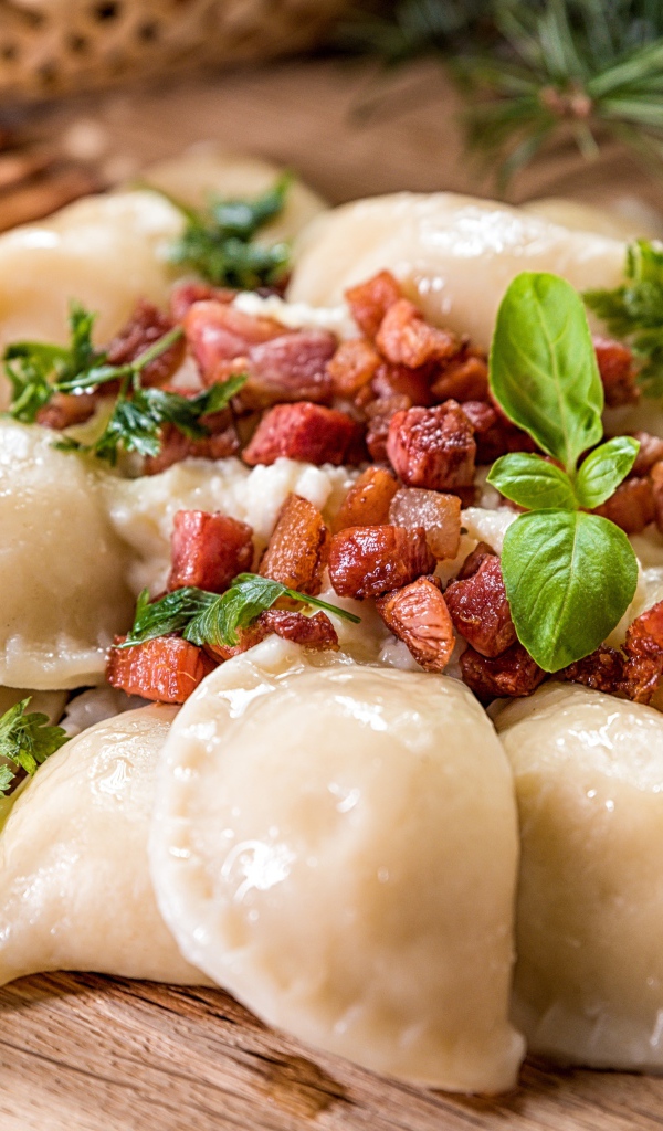 Вареники на доске с выжарками 