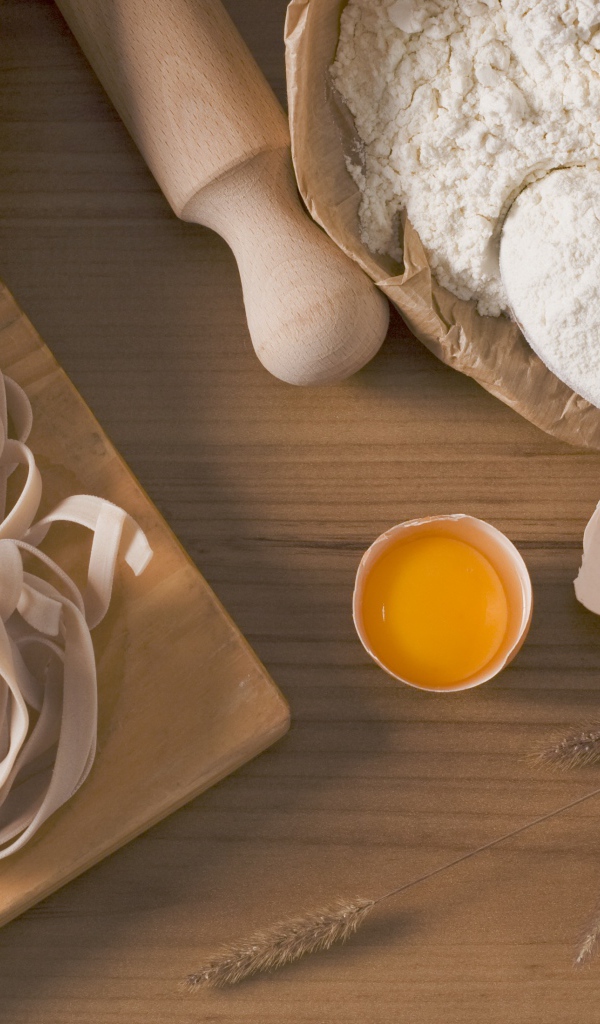 Яйца и мука для домашней лапши 