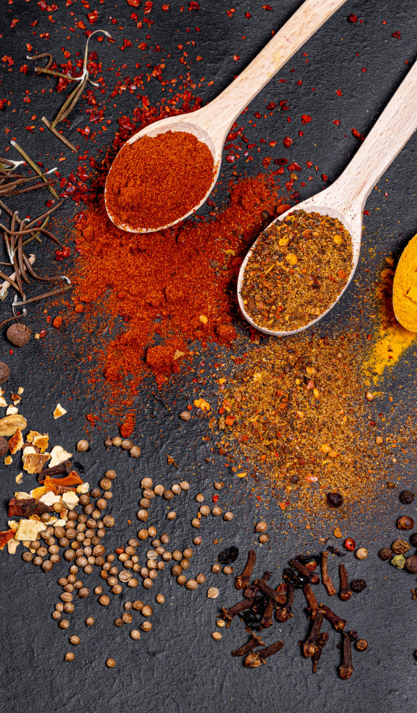 Ароматные специи на серой поверхности 