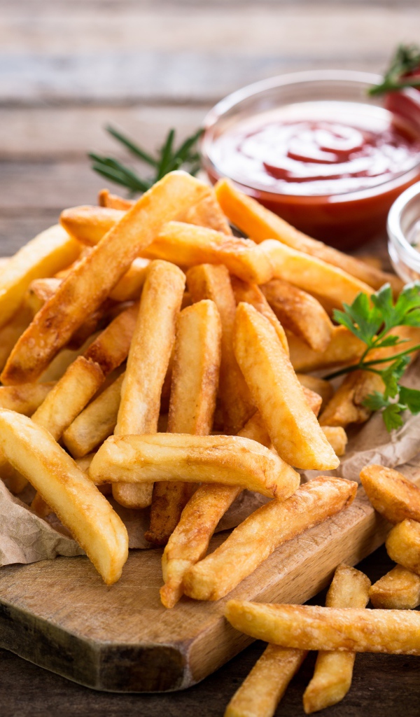 Картофель фри на доске с соусом 