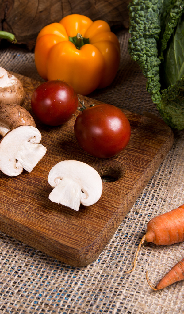 Свежие овощи на столе на разделочной доске