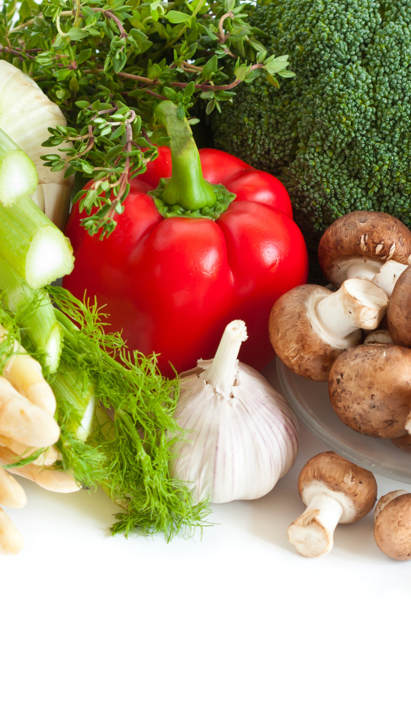 Свежие овощи с грибами на белом фоне