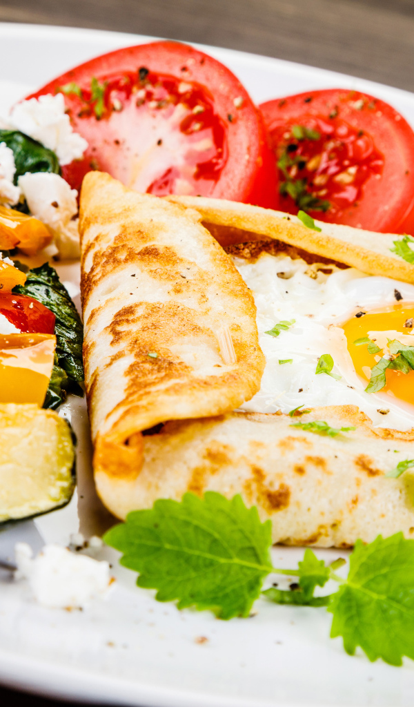 Яичница в лаваше на тарелке с салатом