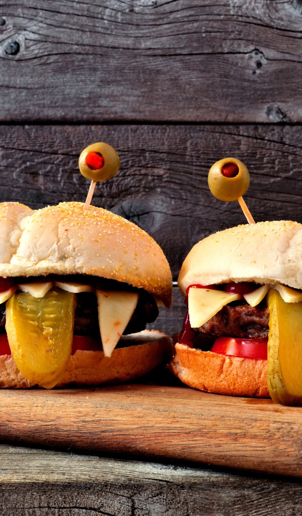 Смешные гамбургеры на разделочной доске