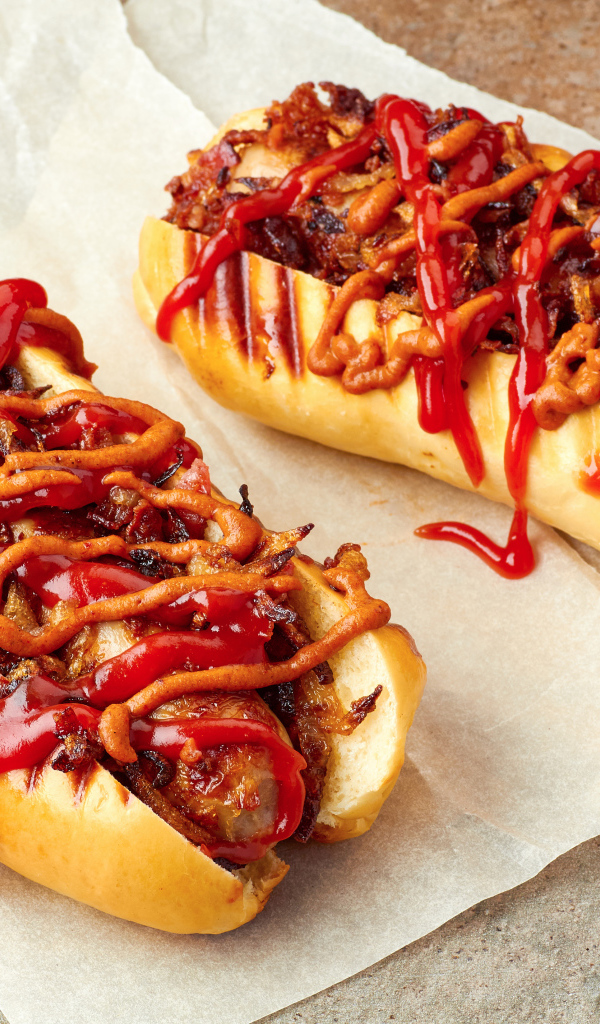 Хотдоги на гриле с сосисками и соусом