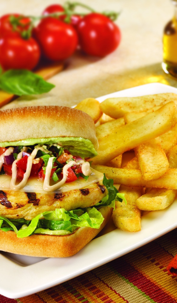 Гамбургер на тарелке с картофелем фри 