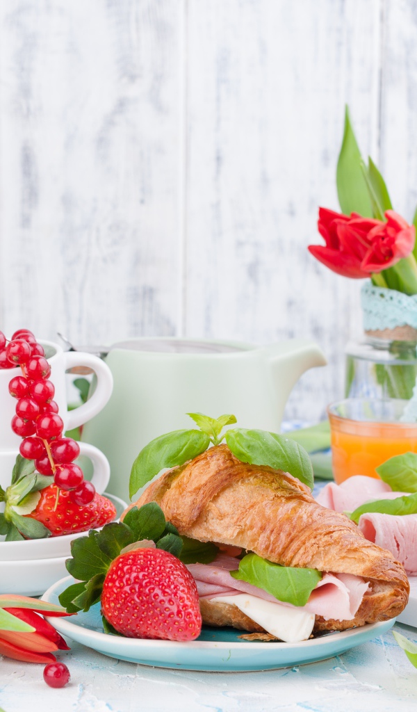 Сытный завтрак на столе с цветами тюльпана