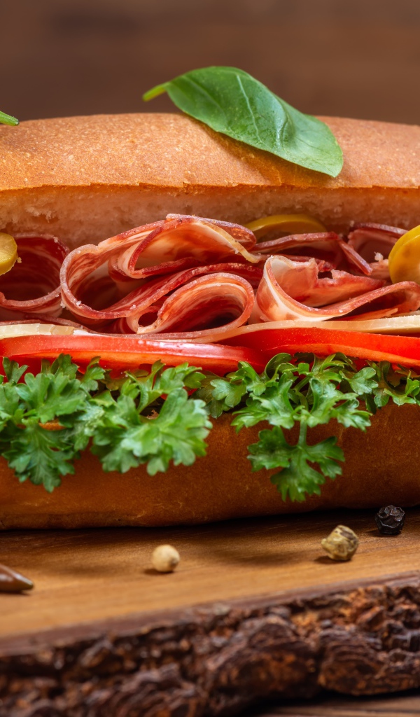 Хот дог с ветчиной, помидорами и листьями петрушки